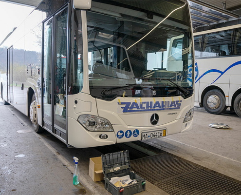 Ablauf einer Beschriftung an einem Reisebus.