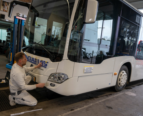 Ablauf einer Beschriftung an einem Reisebus.