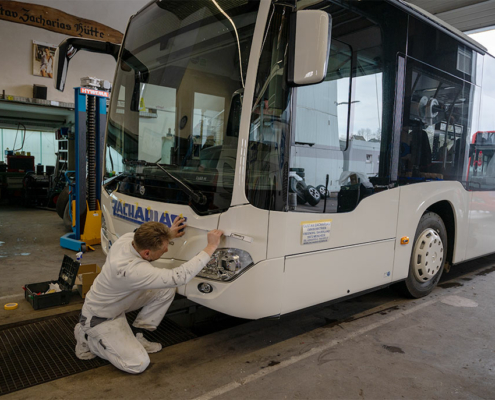 Ablauf einer Beschriftung an einem Reisebus.