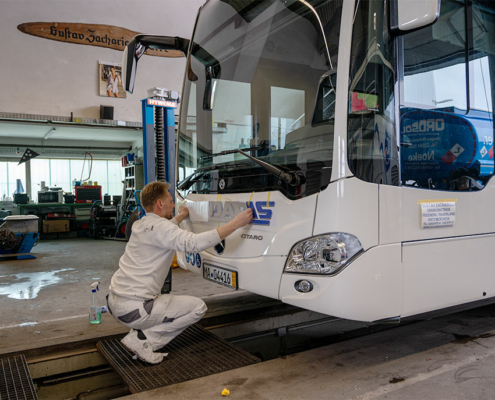 Ablauf einer Beschriftung an einem Reisebus.