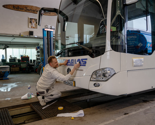 Ablauf einer Beschriftung an einem Reisebus.