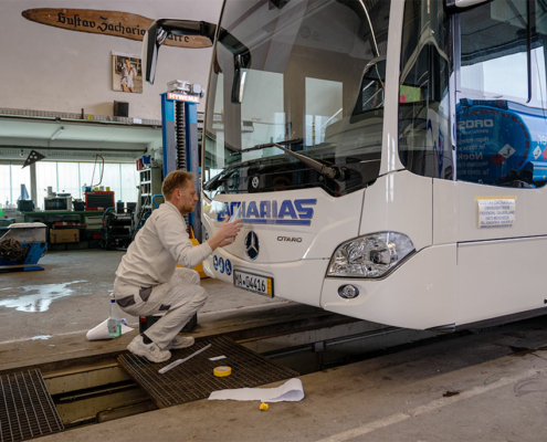 Ablauf einer Beschriftung an einem Reisebus.